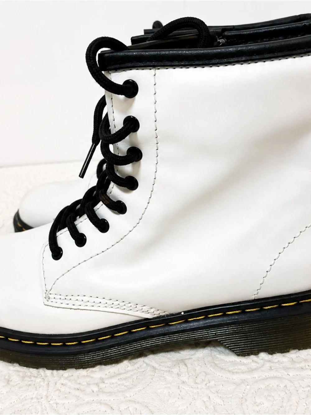 Dr. Martens White Leather 8-Eye Lace-Up Combat Boots with Black Laces NWOB sz 4Y